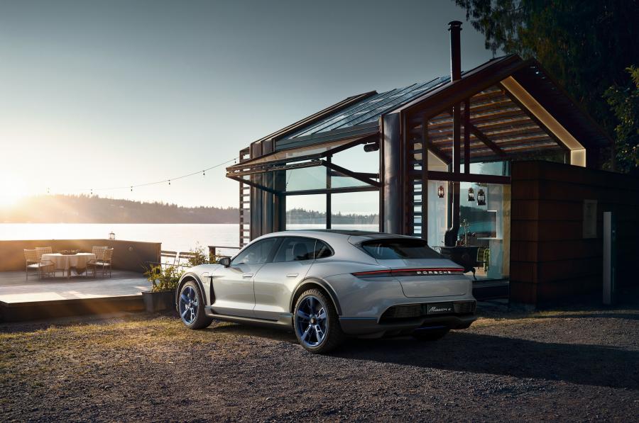  Porsche Mission E Cross Turismo 2018 года  (фото 19 из 66)